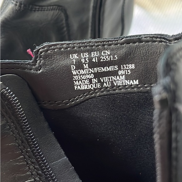 CLARKS Aircushion Boots - Womens Size 9.5 - Picture 3 of 5